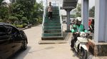 Parah! JPO Kebon Jeruk Juga Bermuara di Tengah Jalan