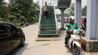 Seorang pejalan kaki, Samsul, merasa was-was ketika harus menggunakan JPO tersebut. Ia khawatir JPO tersebut bisa menimbulkan kecelakaan.