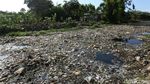Sungai Penuh Sampah di Tarumajaya Bekasi Bikin Bau