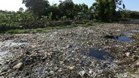 Sampah plastik paling mendomimasi hamparan dan tumpukan sampah di kali tersebut.
