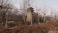 Masih di Provinsi Shandong, China, ada cerita menarik dari kota ini. Berada di pinggir jalan, di antara hamparan bukit, terdapat sebuah peninggalan bersejarah yang tampak muram. (Bonauli/detikTravel)