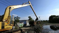 Sampah di kawasan Kali Pisang Batu, Tarumajaya, Bekasi, mulai dibersihkan, Senin (7/1/2019) sore.