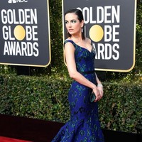 Aktris Camilla Belle tampil anggun dengan gaun biru bersiluet mermaid. (Foto: Getty Images)