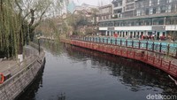 Namun karena sudah semakin berkurangnya air tanah, kini hanya tinggal 4 lubang yang masih mengeluarkan air. Mata airnya mengalir bersamaan dengan sungai di tengah Kota Jinan. (Bonauli/detikTravel)