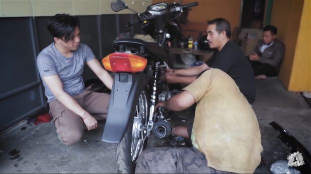 Ariel Noah memperbaiki motor Shogun lamanya.