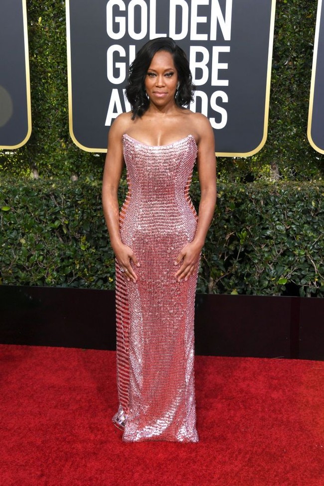 Aktris Regina King memilih gaun strapless pink nan berkilauan. Di Golden Globes 2019, Regina dinominasikan di dua kategori, yakni aktris pendukung terbaik untuk film dan aktris terbaik film TV. (Foto: Getty Images)