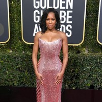 Aktris Regina King memilih gaun strapless pink nan berkilauan. Di Golden Globes 2019, Regina dinominasikan di dua kategori, yakni aktris pendukung terbaik untuk film dan aktris terbaik film TV. (Foto: Getty Images)
