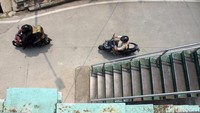 Pengendara motor dan mobil juga harus berhati-hati karena jika tidak dapat menabrak JPO ini.