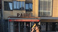Keren! Gaya minumnya dengan tentengan belanjaan saat berada di Amsterdam. Foto: Instagram@arbaniyasiz