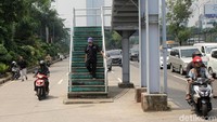 Hati-hati ya pak, sebelah kanannya ada motor tuh.