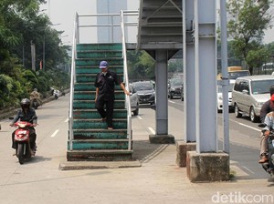 Wali Kota Jakbar Perintahkan JPO di Tengah Jalan Digeser