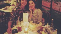 Bersama kekasihnya Tazkia, Arbani terlihat memberikan kado makan malam dan cake yang enak pastinya ya. Foto: Instagram@arbaniyasiz