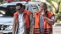 Sekjen Koni Ending Fuad Hamidy diduga memberikan suap kepada Deputi IV Kementerian Pemuda dan Olahraga (Kemenpora) Mulyana serta pejabat pembuat komitmen (PPK) di Kemenpora Adhi Purnomo dan staf Kemenpora Eko Triyanto.
