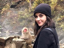Gadis Manis Pembawa Air Minum Golden Globes Viral di Medsos