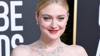 Dakota ingin menunjukan wajah cantiknya dan bahu seksinya dengan gaun tersebut. Jon Kopaloff/Getty Images