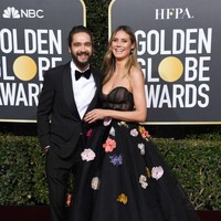Bergaun hitam megar dengan aksen motif bunga, model Heidi Klum menebar pesonanya di karpet merah Golden Globes 2019. Ia didampingi tunangan barunya, Tom Kaulitz.(Foto: Getty Images)