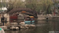 Jembatan di tengah sungai pun dibuat dengan elegan dengan gaya China klasik. (Bonauli/detikTravel)