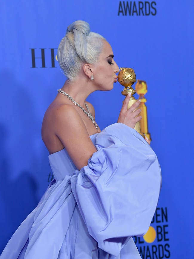 Malam itu, Lady Gaga gagal menyebet gelar aktris utama terbaik film drama. Namun, ia tetap membawa pulang Golden Globes untuk lagu ‘Shallow’. Congrats Gaga! (Foto: Kevin Winter/Getty Images)