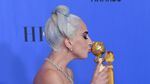 Lady Gaga Dihujani Ciuman di  Golden Globe 2019