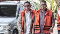 Sekjen Koni Ending Fuad Hamidy (kiri) dan Kepala Satuan Kerja SPAM Strategis/Pejabat Pembuat Komitmen (PPK) SPAM Lampung Anggiat Partunggal Nahot Simaremare (kanan) bersiap menjalani pemeriksaan di Gedung KPK, Jakarta, Senin (7/1/2019).