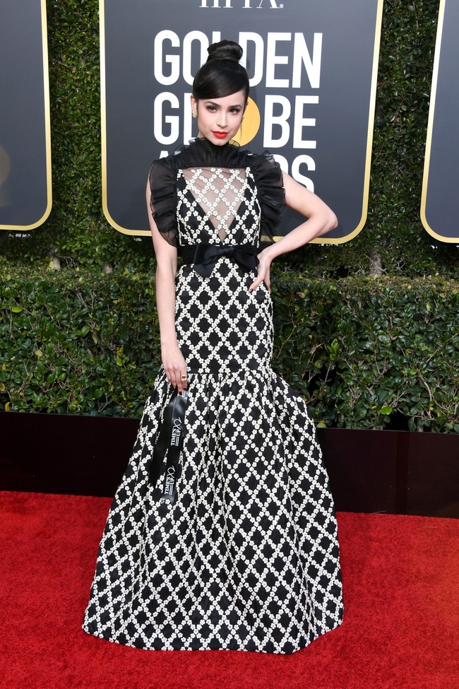 Sofia Carson memakai gaun Giambattista Valli yang memiliki potongan unik. Hanya saja begitu banyak detail seperti ruffle di leher, garis jahitan di lutut dan bordir yang tak harmonis bersama. Foto: Getty Images