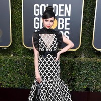 Sofia Carson memakai gaun Giambattista Valli yang memiliki potongan unik. Hanya saja begitu banyak detail seperti ruffle di leher, garis jahitan di lutut dan bordir yang tak harmonis bersama. Foto: Getty Images
