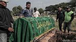 Duka Keluarga Iringi Pemakaman Korban Pembunuhan di Green Pramuka