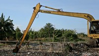 Sebuah alat berat nampak tersedia untuk memudahkan dan mempercepat proses pengerukan sampah.