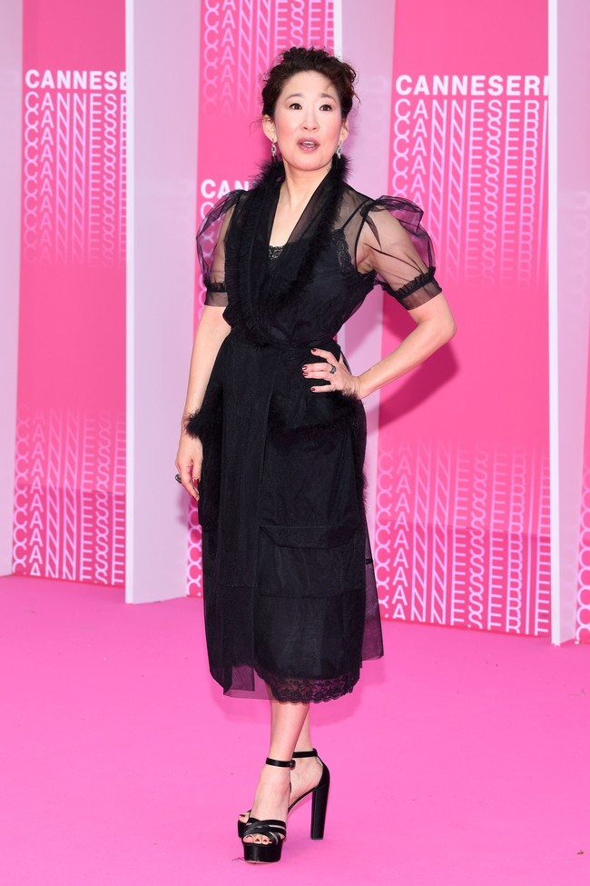 Nama Sandra Oh memang mulai bersinar setelah ia membintangi Greys Anatomy sebagai Christina Yang. Melalui drama tersebut, wanita asal Kanada ini juga memenangkan berbagai penghargaan dari Golden Globes dan Screen Guilt Awards. Sandra juga menerima nominasi Emmy Awards selama lima tahun berturut-turut. Foto: Getty Images