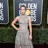 Emily Blunt menyempurnakan malamnya dengan gaun brokat Alexander McQUeen. (Foto: Getty Images)
