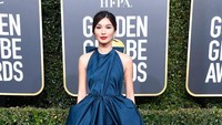 Bintang Crazy Rich Asian, Gemma Chan, tampil menawan dengan gaun biru. Frazer Harrison/Getty Images