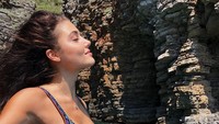 Ini saat dia menikmati cantiknya laut di Budva, Montenegro. (handemiyy/Instagram)