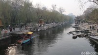 Hal menarik lainnya adalah kecantikan dari sungai ini. Di sepanjang sisi sungai berjajar pohon dedalu yang membuat wajah sungai semakin cantik. (Bonauli/detikTravel)