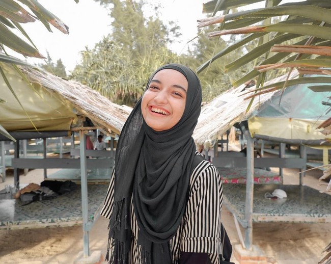 Untuk pilihan hijab, Nabilla tampaknya menyukai pashmina maupun segi empat. Ia lebih sering memakai hijab polos tanpa corak. Memiliki banyak penggemar, Nabilla justru memilih menonaktifkan kolom komentar di Instagram-nya. Foto: Instagram/Cut.Intannabilla