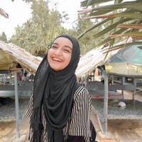 Untuk pilihan hijab, Nabilla tampaknya menyukai pashmina maupun segi empat. Ia lebih sering memakai hijab polos tanpa corak. Memiliki banyak penggemar, Nabilla justru memilih menonaktifkan kolom komentar di Instagram-nya. Foto: Instagram/Cut.Intannabilla