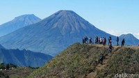 Jawa Tengah punya banyak gunung untuk didaki dan punya panorama cantik. Sebut saja Gunung Sindoro, Gunung Sumbing, Gunung Ungaran, Gunung Prau, Gunung Lawu, Gunung Merapi, Gunung Andong dan Gunung Merbabu (Uje Hartono/detikTravel)