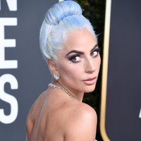 Untuk gaya rambut, penyanyi yang berjuluk Mother Monster ini memilih up-do dengan warna silver yang diberi aksen biru seperti warna gaunnya.  (Foto: Getty Images)