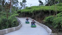 Di wahana ini, wisatawan dapat menikmati sensasi meluncur bebas mengintari Perkebunan Teh Rancabali. (Wisma Putra/detikTravel)