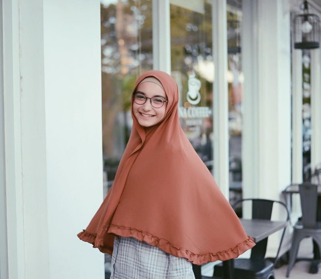 Cut Intan Nabilla juga terlihat menawan saat memakai khimar syari. Ia selalu memilih hijab bernuansa earth tone yang teduh. Foto: Instagram/Cut.Intannabilla