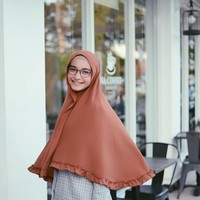 Cut Intan Nabilla juga terlihat menawan saat memakai khimar syari. Ia selalu memilih hijab bernuansa earth tone yang teduh. Foto: Instagram/Cut.Intannabilla