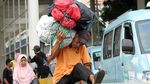 Ogah Lewat Skybridge Tanah Abang, Warga Lompati Separator