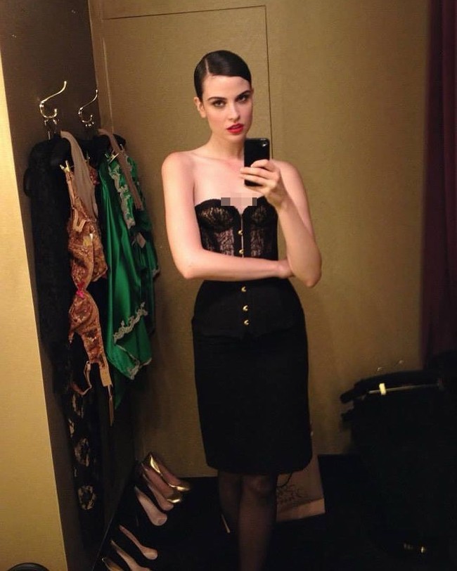 Belum diketahui apakah penampilan Kelleth Cuthbert sebagai model photobomb disengaja atau tidak. Namun sepertinya, penampilannya itu dalam rangka promosi merek air mineral tersebut.  Foto: Instagram (@Kellethcuthbert)