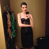 Belum diketahui apakah penampilan Kelleth Cuthbert sebagai model photobomb disengaja atau tidak. Namun sepertinya, penampilannya itu dalam rangka promosi merek air mineral tersebut.  Foto: Instagram (@Kellethcuthbert)