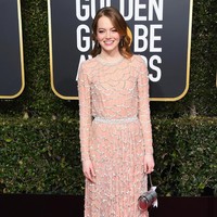 Emma Stone pernah dikritik tubuhnya jadi sangat kurus karena tekanan karier di Hollywood. Tapi dia menampik tudingan itu. Tubuhnya kurus karena usia, bukan tekanan harus kurus. Foto: Getty Images