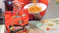 Makan Samyangf Nuclear, lihat nih tampang kepedesannya Arbani. Kok kata marah-marah ya? Foto: Instagram@arbaniyasiz