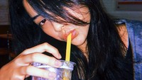  Duh, minum soft drink milik salah satu gerai fast food aja gayanya maksimal banget. Pasti bikin gagal fokus. Foto: Instagram azariaavissa