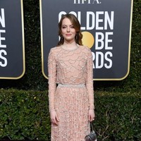 Gaun berwarna nude juga menjadi Emma Stone. Bordiran kristal pada gaun Louis Vuitton itu sukses memancarkan pesona Emma. (Foto: Getty Images)