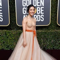 Aktris berdarah Taiwan ini memesona dalam balutan gaun nude Vera Wang yang menyatu dengan warna kulitnya. Gaun tersebut dipermanis dengan sabuk pita oranye yang menjuntai dari bagian pinggannya. (Foto: Getty Images)