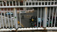 Pagar pembatas JPO tampak bolong.