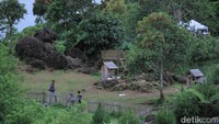 Harga itu termasuk paket biaya masuk dan wahana lainnya. Seperti jembatan gantung dan geladak kapal Pinisi Raksasa sebagai ikon Glamping Lakeside Rancabali. (Wisma Putra/detikTravel)